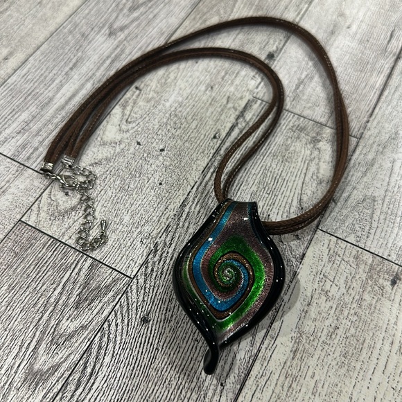 Glass sparkling pendant necklace - Picture 2 of 3
